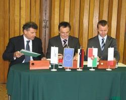 Marjan Vengust (CM Celje), mag. Štefan Tisel (Občina Šentjur) in Matjaž Mernik (Gins) ob podpisu pogodbe za rekonstrukcijo ceste